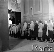 1961, Kadzidło, Polska.
Kościół pod wezwaniem Świętego Ducha - wnętrze. Kobiety w kolejce do konfesjonału.
Fot. Irena Jarosińska, zbiory Ośrodka KARTA
