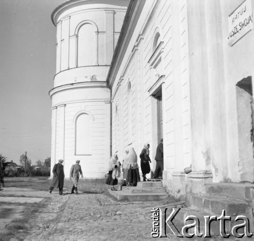 1961, Kadzidło, Polska.
wierni wchodzący do kościoła pod wezwaniem Świętego Ducha.
Fot. Irena Jarosińska, zbiory Ośrodka KARTA
