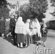 1961, Kadzidło, Polska.
Wierni na placu przed kościołem pw. Świętego Ducha.
Fot. Irena Jarosińska, zbiory Ośrodka KARTA
