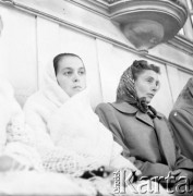 1961, Kadzidło, Polska.
Kobiety w kościele pod wezwaniem Świętego Ducha. 
Fot. Irena Jarosińska, zbiory Ośrodka KARTA
