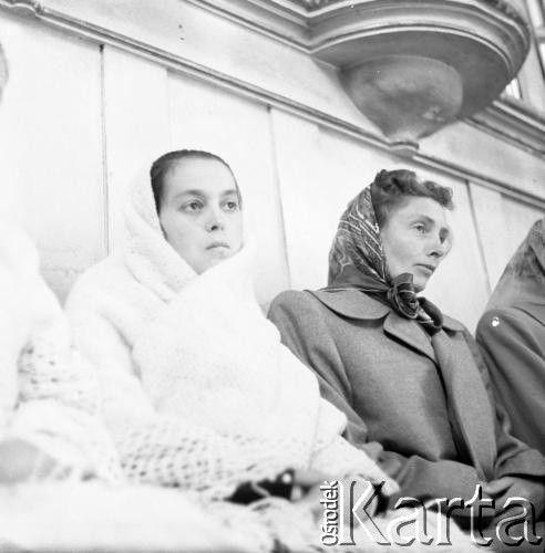 1961, Kadzidło, Polska.
Kobiety w kościele pod wezwaniem Świętego Ducha. 
Fot. Irena Jarosińska, zbiory Ośrodka KARTA
