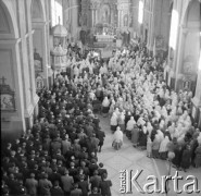 1961, Kadzidło, Polska.
Wierni we wnętrzu kościoła pod wezwaniem Świętego Ducha.
Fot. Irena Jarosińska, zbiory Ośrodka KARTA
