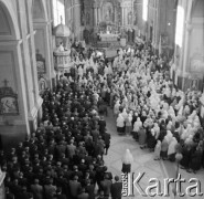 1961, Kadzidło, Polska.
Wierni we wnętrzu kościoła pod wezwaniem Świętego Ducha.
Fot. Irena Jarosińska, zbiory Ośrodka KARTA
