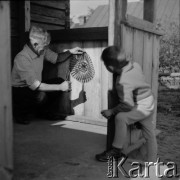 1961, Kadzidło, Polska.
Mężczyzna prezentuje wycinankę.
Fot. Irena Jarosińska, zbiory Ośrodka KARTA
