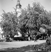1961, Kadzidło, Polska.
Kościół pod wezwaniem Świętego Ducha, przed kościołem mieszkańcy wsi.
Fot. Irena Jarosińska, zbiory Ośrodka KARTA
