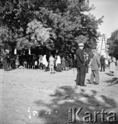 1961, Kadzidło, Polska.
Wierni na placu przed kościołem pw. Świętego Ducha.
Fot. Irena Jarosińska, zbiory Ośrodka KARTA
