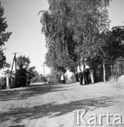 1961, Kadzidło, Polska.
Wierni przed kościołem pw. Świętego Ducha.
Fot. Irena Jarosińska, zbiory Ośrodka KARTA
