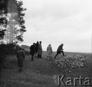 Lata 60., Bohoniki koło Sokółki, Polska.
Grupa osób na polu.
Fot. Irena Jarosińska, zbiory Ośrodka KARTA