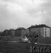 Brak daty, Polska.
Kobieta z dzieckiem na ławce, w głębi budynki mieszkalne.
Fot. Irena Jarosińska, zbiory Ośrodka KARTA