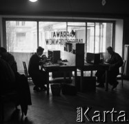 Lata 50. lub 60., Warszawa, Polska.
Punkt naprawy radioodbiorników.
Fot. Irena Jarosińska, zbiory Fundacji Ośrodka KARTA
