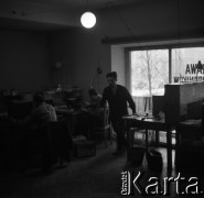 Lata 50. lub 60., Warszawa, Polska.
Punkt naprawy radioodbiorników.
Fot. Irena Jarosińska, zbiory Fundacji Ośrodka KARTA