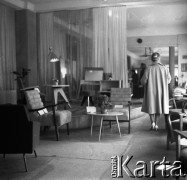Lata 50. lub 60., Warszawa, Polska.
Dom Meblowy na ulicy Waryńskiego 28.
Fot. Irena Jarosińska, zbiory Fundacji Ośrodka KARTA