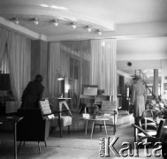 Lata 50. lub 60., Warszawa, Polska.
Dom Meblowy na ulicy Waryńskiego 28.
Fot. Irena Jarosińska, zbiory Fundacji Ośrodka KARTA