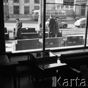 Lata 50. lub 60., Warszawa, Polska.
Dom Meblowy na ulicy Waryńskiego 28.
Fot. Irena Jarosińska, zbiory Fundacji Ośrodka KARTA