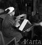 1954, Józefów, Polska.
Mazowieckie Zakłady Przemysłu Drożdżowego, n/z skrzynkarnia.
Fot. Irena Jarosińska, zbiory Fundacji Ośrodka KARTA