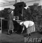 1954, Józefów, Polska.
Mazowieckie Zakłady Przemysłu Drożdżowego, n/z skrzynkarnia.
Fot. Irena Jarosińska, zbiory Fundacji Ośrodka KARTA