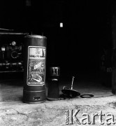1954, Józefów, Polska.
Mazowieckie Zakłady Przemysłu Drożdżowego, n/z gaśnica na wyposażeniu zakładowej straży pożarnej.
Fot. Irena Jarosińska, zbiory Fundacji Ośrodka KARTA