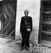 1954, Józefów, Polska.
Mazowieckie Zakłady Przemysłu Drożdżowego, n/z członek zakładowej straży pożarnej w masce gazowej.
Fot. Irena Jarosińska, zbiory Fundacji Ośrodka KARTA