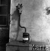 1954, Józefów, Polska.
Mazowieckie Zakłady Przemysłu Drożdżowego, n/z maska gazowa na wyposażeniu zakładowej straży pożarnej.
Fot. Irena Jarosińska, zbiory Fundacji Ośrodka KARTA