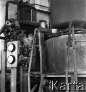 1954, Józefów, Polska.
Mazowieckie Zakłady Przemysłu Drożdżowego, n/z pracownik przy kadzi.
Fot. Irena Jarosińska, zbiory Fundacji Ośrodka KARTA