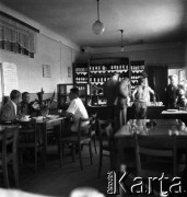 1954, Józefów, Polska.
Mazowieckie Zakłady Przemysłu Drożdżowego, n/z stołówka zakładowa.
Fot. Irena Jarosińska, zbiory Fundacji Ośrodka KARTA