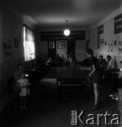 1954, Józefów, Polska.
Mazowieckie Zakłady Przemysłu Drożdżowego, n/z świetlica zakładowa, z lewej Bożena Toruń (starsza dziewczynka).
Fot. Irena Jarosińska, zbiory Fundacji Ośrodka KARTA