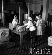 1954, Józefów, Polska.
Mazowieckie Zakłady Przemysłu Drożdżowego, n/z pracownice przy ręcznym pakowaniu drożdży, z lewej Jadwiga Mierzwa.
Fot. Irena Jarosińska, zbiory Fundacji Ośrodka KARTA