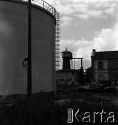 1954, Józefów, Polska.
Mazowieckie Zakłady Przemysłu Drożdżowego, n/z zabudowania fabryczne: z lewej zbiornik melasy, w tle wieża ciśnień.
Fot. Irena Jarosińska, zbiory Fundacji Ośrodka KARTA