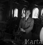1954, Józefów, Polska.
Mazowieckie Zakłady Przemysłu Drożdżowego, n/z Wacław Świtalski przy warsztacie.
Fot. Irena Jarosińska, zbiory Fundacji Ośrodka KARTA
