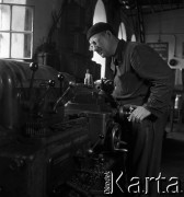 1954, Józefów, Polska.
Mazowieckie Zakłady Przemysłu Drożdżowego, n/z Tadeusz Żukowski przy tokarce.
Fot. Irena Jarosińska, zbiory Fundacji Ośrodka KARTA