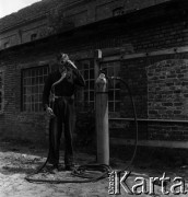 1954, Józefów, Polska.
Mazowieckie Zakłady Przemysłu Drożdżowego, n/z członek zakładowej straży pożarnej w masce gazowej.
Fot. Irena Jarosińska, zbiory Fundacji Ośrodka KARTA
