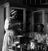 1954, Józefów, Polska.
Mazowieckie Zakłady Przemysłu Drożdżowego, n/z przychodnia zakładowa, pielęgniarka Helena Elter.
Fot. Irena Jarosińska, zbiory Fundacji Ośrodka KARTA
