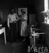 1954, Józefów, Polska.
Mazowieckie Zakłady Przemysłu Drożdżowego, n/z przychodnia zakładowa, pielęgniarka Helena Elter.
Fot. Irena Jarosińska, zbiory Fundacji Ośrodka KARTA
