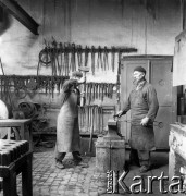 1954, Józefów, Polska.
Mazowieckie Zakłady Przemysłu Drożdżowego, n/z kuźnia, z prawej Władysław Pręgowski.
Fot. Irena Jarosińska, zbiory Fundacji Ośrodka KARTA