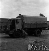 1954, Józefów, Polska.
Mazowieckie Zakłady Przemysłu Drożdżowego, n/z samochód ciężarowy.
Fot. Irena Jarosińska, zbiory Fundacji Ośrodka KARTA