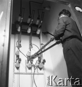 1954, Józefów, Polska.
Mazowieckie Zakłady Przemysłu Drożdżowego, n/z rozdzielnia elektryczna, Edward Gałęziewski.
Fot. Irena Jarosińska, zbiory Fundacji Ośrodka KARTA