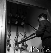 1954, Józefów, Polska.
Mazowieckie Zakłady Przemysłu Drożdżowego, n/z rozdzielnia elektryczna, Edward Gałęziewski.
Fot. Irena Jarosińska, zbiory Fundacji Ośrodka KARTA
