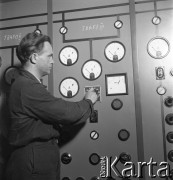 1954, Józefów, Polska.
Mazowieckie Zakłady Przemysłu Drożdżowego, n/z stacja trafo, Edward Gałęziewski.
Fot. Irena Jarosińska, zbiory Fundacji Ośrodka KARTA