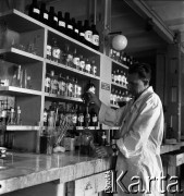 1954, Józefów, Polska.
Mazowieckie Zakłady Przemysłu Drożdżowego, n/z laboratorium zakładowe.
Fot. Irena Jarosińska, zbiory Fundacji Ośrodka KARTA