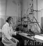 1954, Józefów, Polska.
Mazowieckie Zakłady Przemysłu Drożdżowego, n/z laboratorium zakładowe.
Fot. Irena Jarosińska, zbiory Fundacji Ośrodka KARTA