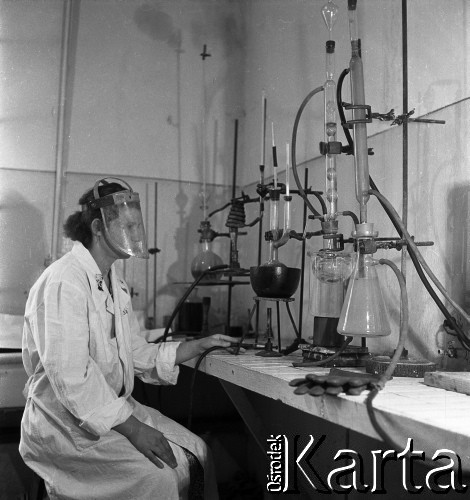 1954, Józefów, Polska.
Mazowieckie Zakłady Przemysłu Drożdżowego, n/z laboratorium zakładowe.
Fot. Irena Jarosińska, zbiory Fundacji Ośrodka KARTA