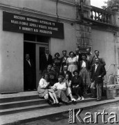 1954, Józefów, Polska.
Mazowieckie Zakłady Przemysłu Drożdżowego, n/z pracownicy biura przed wejściem, od lewej stoją: NN, Pieniążek (w okularach), NN, Stanisław Pawlukiewicz, Lewińska, Wacław Ptaszyński, NN, Stanisław Frątczak, Jan Stępień, pod nim Edward Margasiński; u dołu pierwsza z prawej: Margasińska (w ciemnej sukience), pozostali nierozpoznani.
Fot. Irena Jarosińska, zbiory Fundacji Ośrodka KARTA