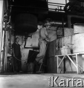 1954, Józefów, Polska.
Mazowieckie Zakłady Przemysłu Drożdżowego, n/z Władysława Wrzesińska przy myciu kadzi na hali produkcyjnej.
Fot. Irena Jarosińska, zbiory Fundacji Ośrodka KARTA