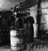 1954, Józefów, Polska.
Mazowieckie Zakłady Przemysłu Drożdżowego, n/z produkcja gliceryny.
Fot. Irena Jarosińska, zbiory Fundacji Ośrodka KARTA