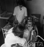 1954, Józefów, Polska.
Mazowieckie Zakłady Przemysłu Drożdżowego, n/z gabinet dentystyczny w zakładowej przychodni, dentystka Irena Okulewicz.
Fot. Irena Jarosińska, zbiory Fundacji Ośrodka KARTA