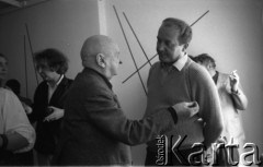 Lato 1981, Warszawa, Polska.
Wernisaż w mieszkaniu artystów - malarzy Małgorzaty Emilii i Andrzeja Dłużniewskich przy ul. Piwnej. 1. z lewej malarz Henryk Stażewski, za nim w ciemnej marynarce i z papierosem stoi malarz Andrzej Dłużniewski.
Fot. Irena Jarosińska, zbiory Ośrodka KARTA