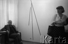 Lato 1981, Warszawa, Polska.
Wernisaż w mieszkaniu artystów - malarzy Małgorzaty Emilii i Andrzeja Dłużniewskich przy ul. Piwnej. W fotelu siedzi malarz Henryk Stażewski.
Fot. Irena Jarosińska, zbiory Ośrodka KARTA