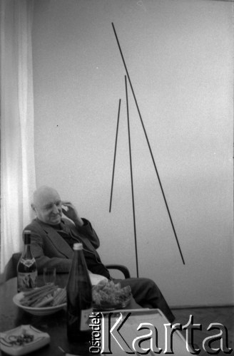 Lato 1981, Warszawa, Polska.
Malarz Henryk Stażewski w mieszkaniu artystów - malarzy Małgorzaty Emilii i Andrzeja Dłużniewskich przy ul. Piwnej.
Fot. Irena Jarosińska, zbiory Ośrodka KARTA