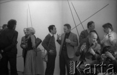 Lato 1981, Warszawa, Polska.
Wernisaż w mieszkaniu artystów - malarzy Małgorzaty Emilii i Andrzeja Dłużniewskich przy ul. Piwnej. 4. z prawej Koji Kamoji.
Fot. Irena Jarosińska, zbiory Ośrodka KARTA