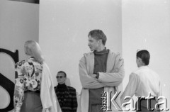 Lata 80., Warszawa, Polska.
Modelki biorące udział w pokazie mody sukien ślubnych prawdopodobnie w Pałacu Kultury i Nauki. 
Fot. Irena Jarosińska, zbiory Ośrodka KARTA